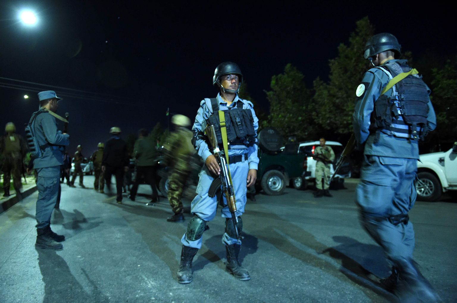 Afganistani julgeolekujõud tänavatel pärast augustikuist rünnakut Ameerika ülikoolile Kabulis.
