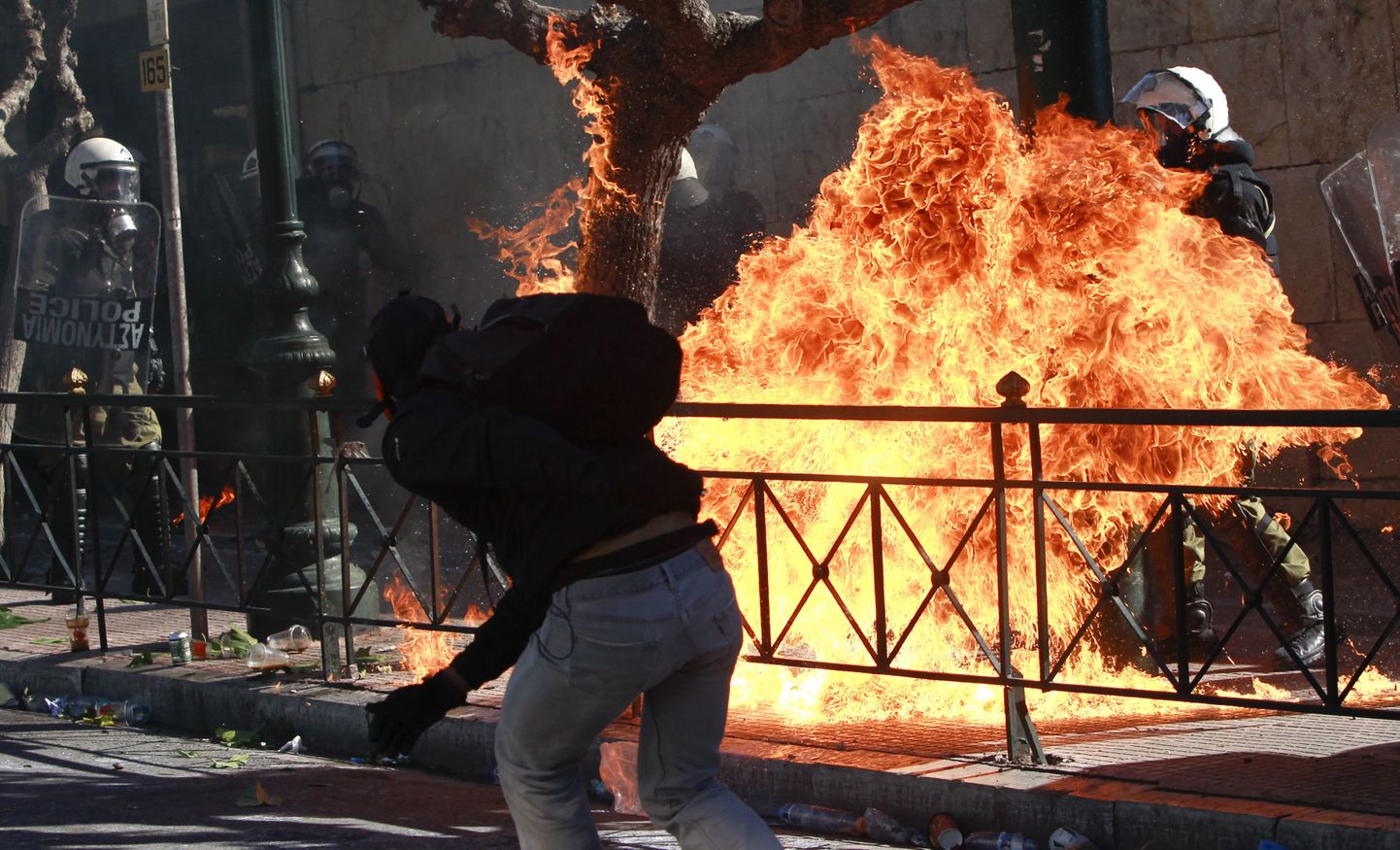 Protestija Ateenas viskamas süütepommi politsei suunas.