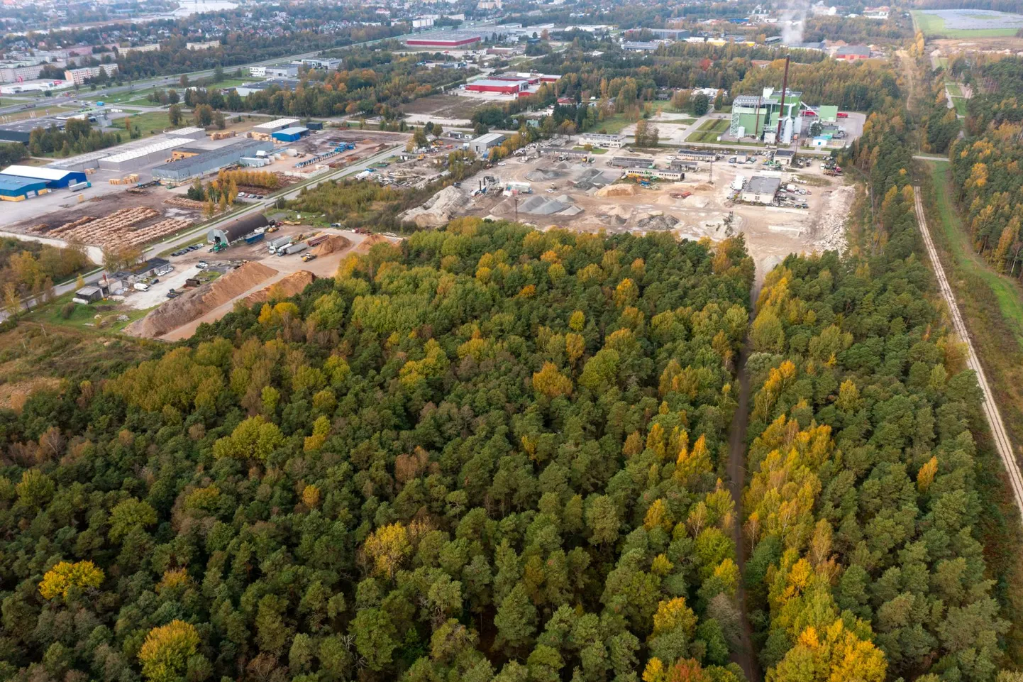 Arendusele vajalik maa-ala on laias laastus 33 hektarit. Peale eraomanduses kinnistute jääb selle sisse üle 17 hektari suurune Harutee riigimets, millest 11,3 hektarit on registreeritud vääriselupaikadena.