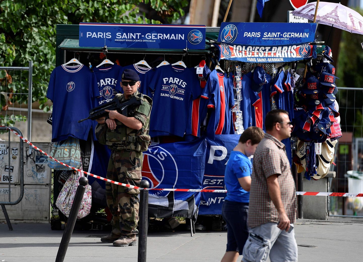 Prantsuse relvastatud sõdur turvamas laupäeval Pariisi tänavaid.