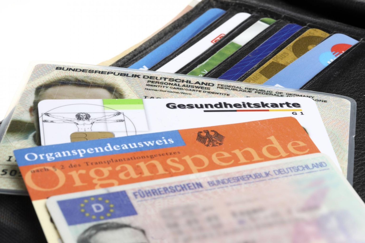 Rahakotitäis Saksa dokumente – tegelikult on seal võimalik end ID-kaardiga elektrooniliselt tuvastada juba enam kui kümme aastat, aga teenuseid, mida nii kasutada saab, on seni veel napilt ja paljud neist hõlmavad vaid väheseid omavalitsusi. FOTO: Jochen Tack/imago Stock&people/scanpix
