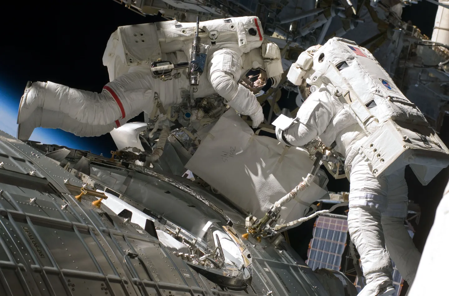 NASA astronaudid Mike Fossum (vasakul) ja Ron Garan kosmosekõnnil rahvusvahelises kosmosejaamas