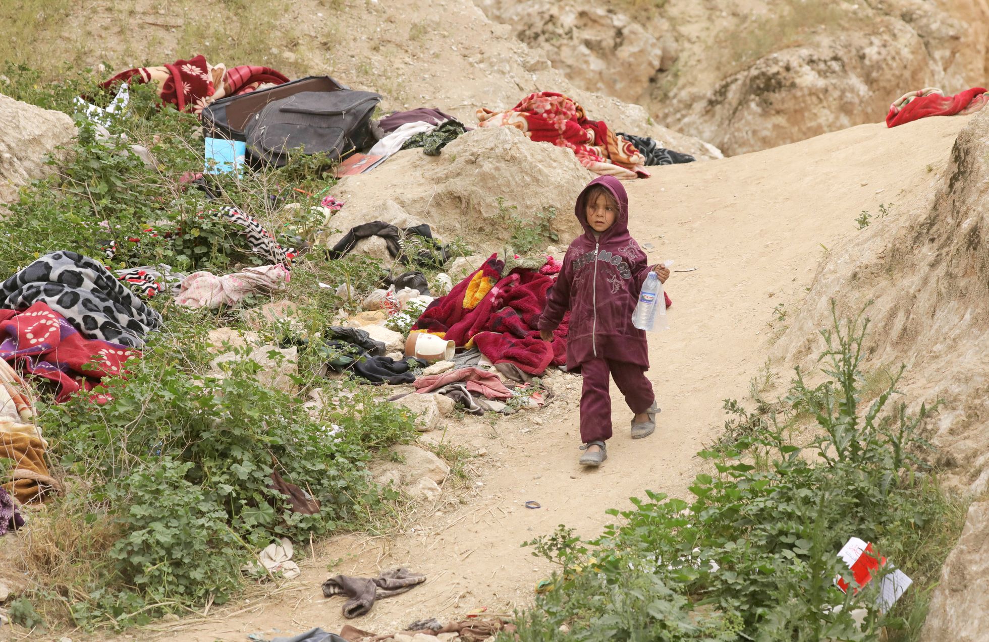Väike tüdruk jalutamas eile Süüria sõja tulisemas punktis Baghouzi külas.