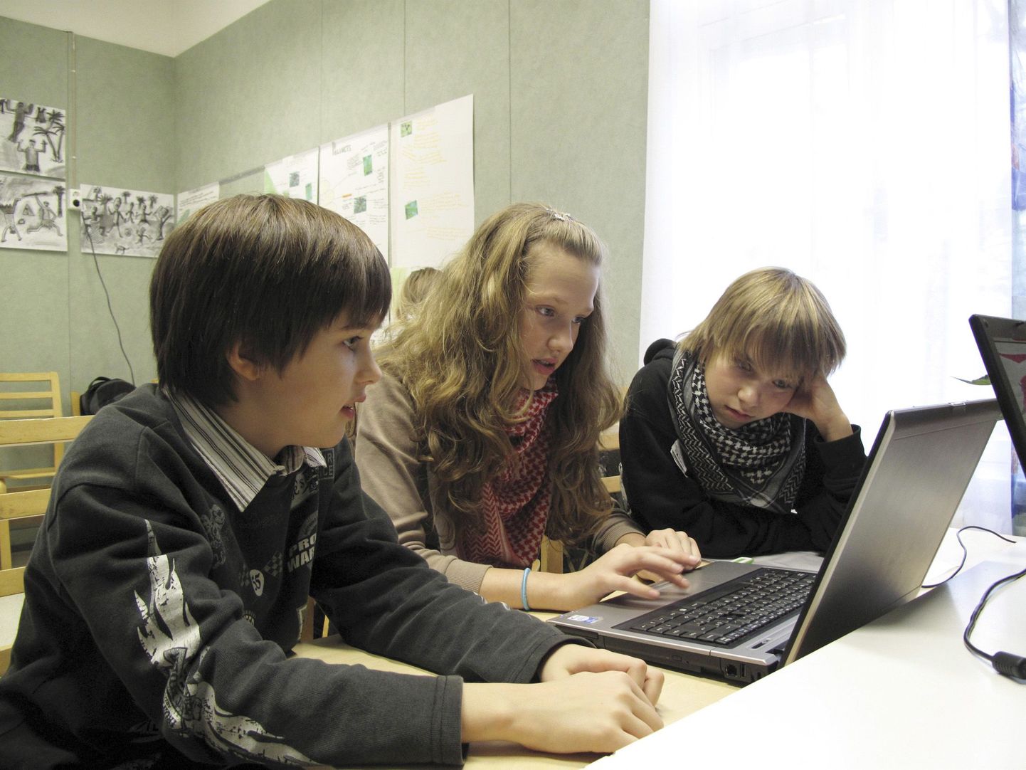Harkujärve kooli 6. klassi lapsed töötavad tunnis sülearvutiga.