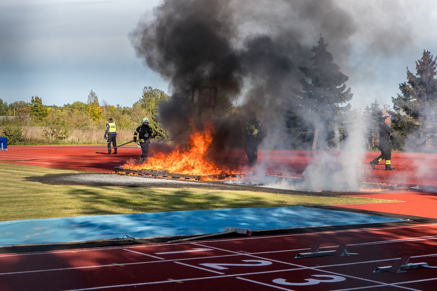 Põleng Kuressaare Nooruse kooli staadionil 20. septembril.