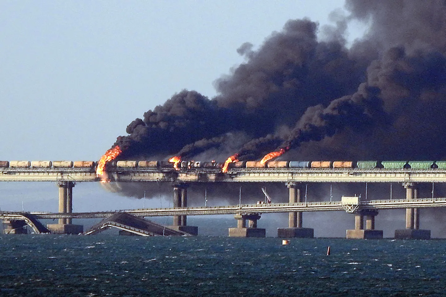 Пожар на Крымском мосту.