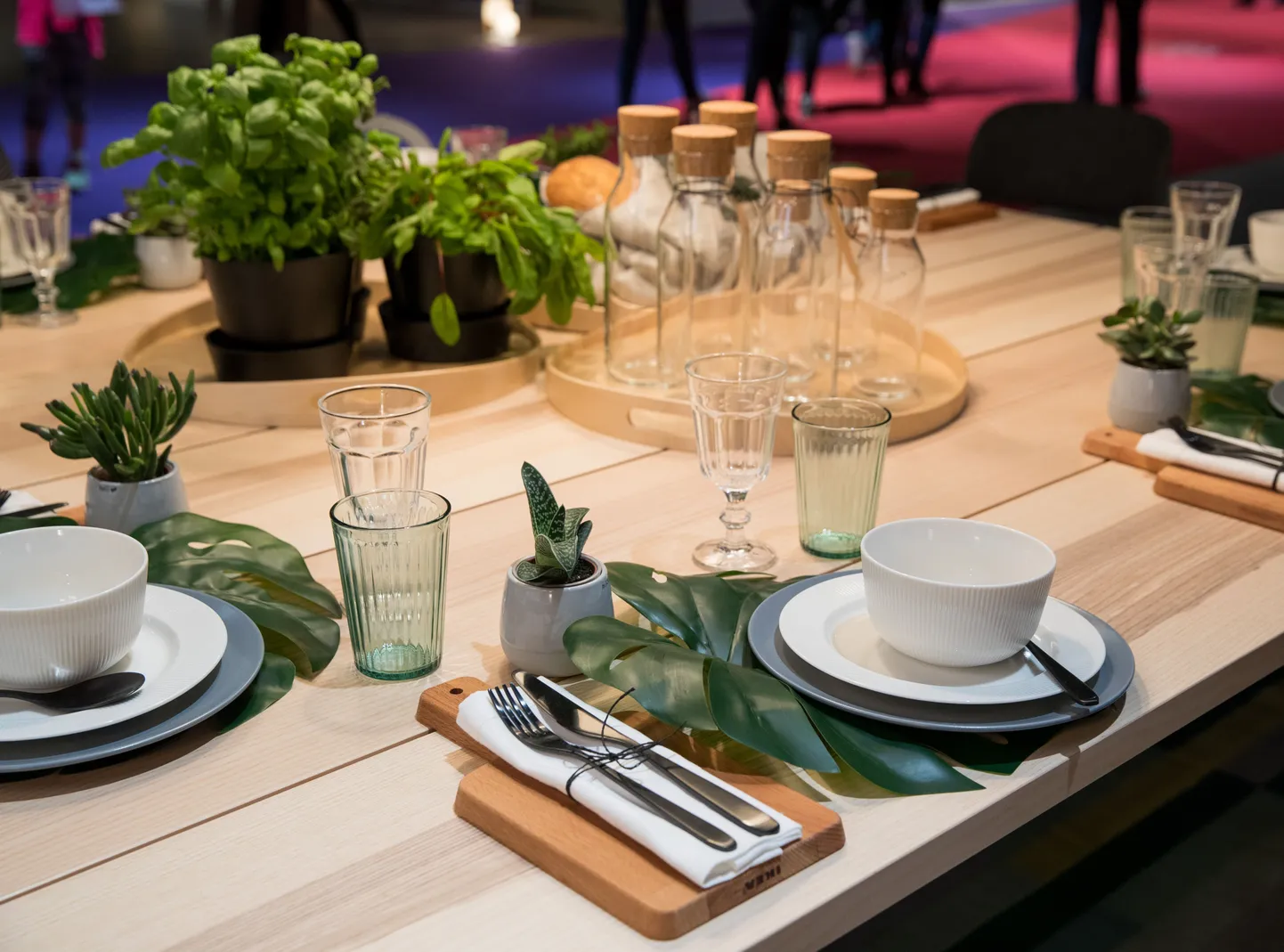 Kaetud laud Ikea väljapanekust. Pilt on illustreeriv!