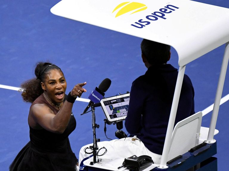 Serena Williams sõnelemas pukikohtuniku Carlos Ramosega.