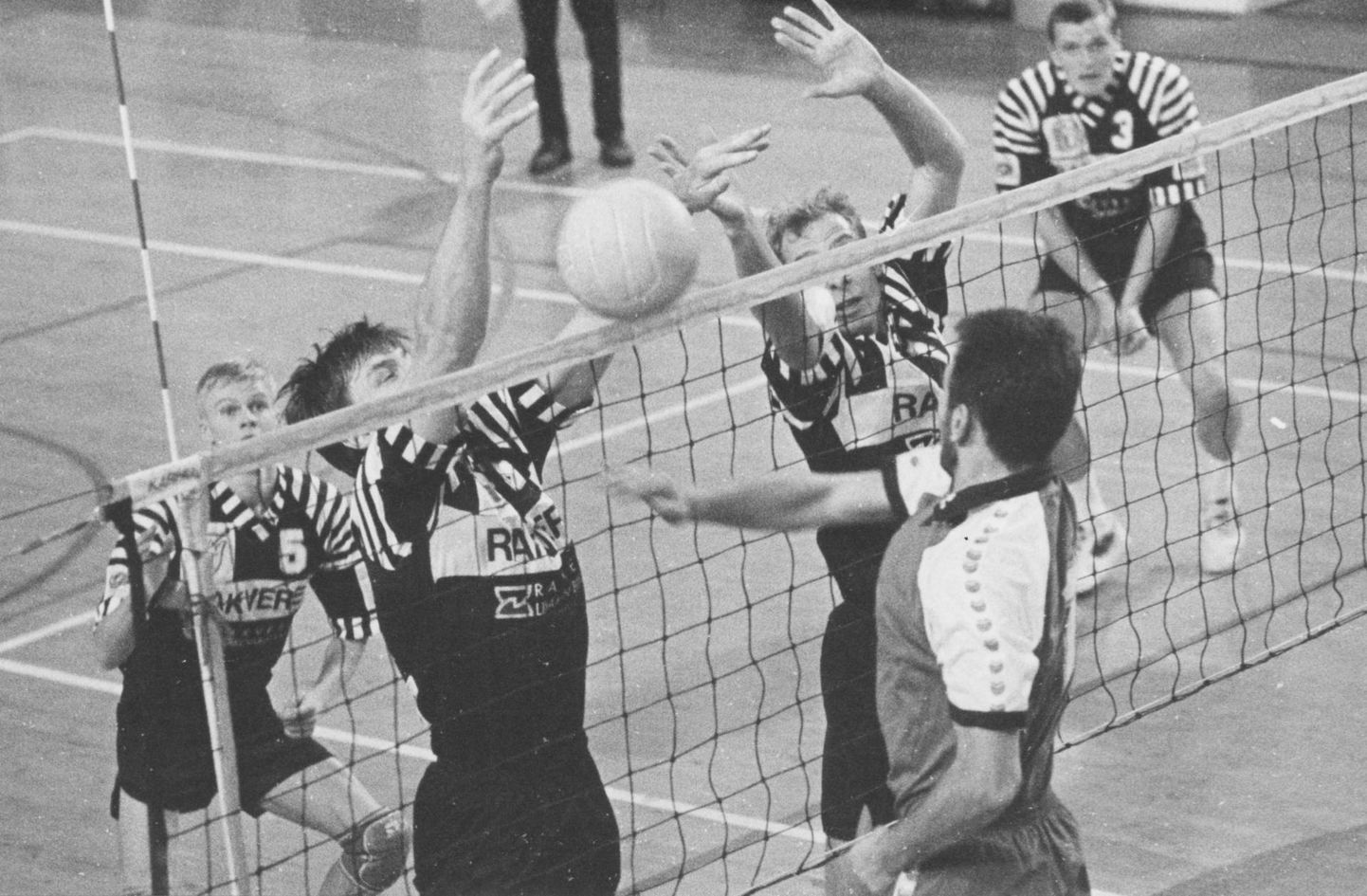 Rakvere Rivaal mängib mustades särkides. Foto pärineb 1990-ndate keskpaigast, selle täpne tegemise aeg on teadmata. Vasakul Kristjan Kurik, vasakult kolmas Laos Lukas, nr 3 on Ivo Järvala ja nr 5 Eivo Žuravljov.