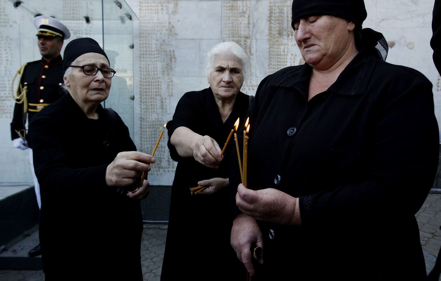 Tbilisi naised süütavad küünlaid Gruusia-Abhaasia sõjas (1992-1993) hukkunute mälestuseks.