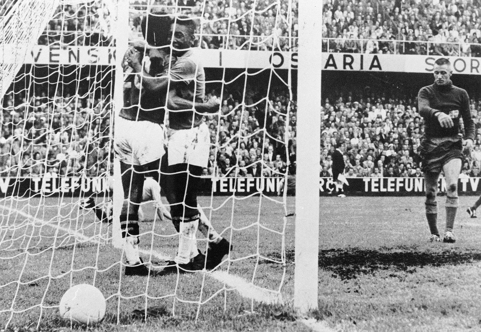 Verinoor Pele õnnitlemas 1958. aasta finaalis äsja värava löönud Vavat.