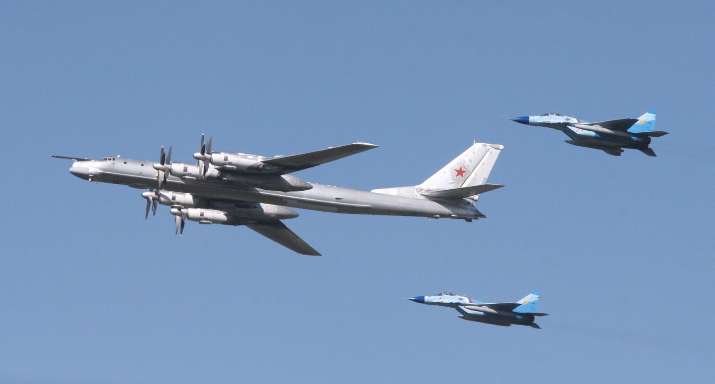 Vene strateegiline pommitaja TU-95 ja hävitajad MiG-29.