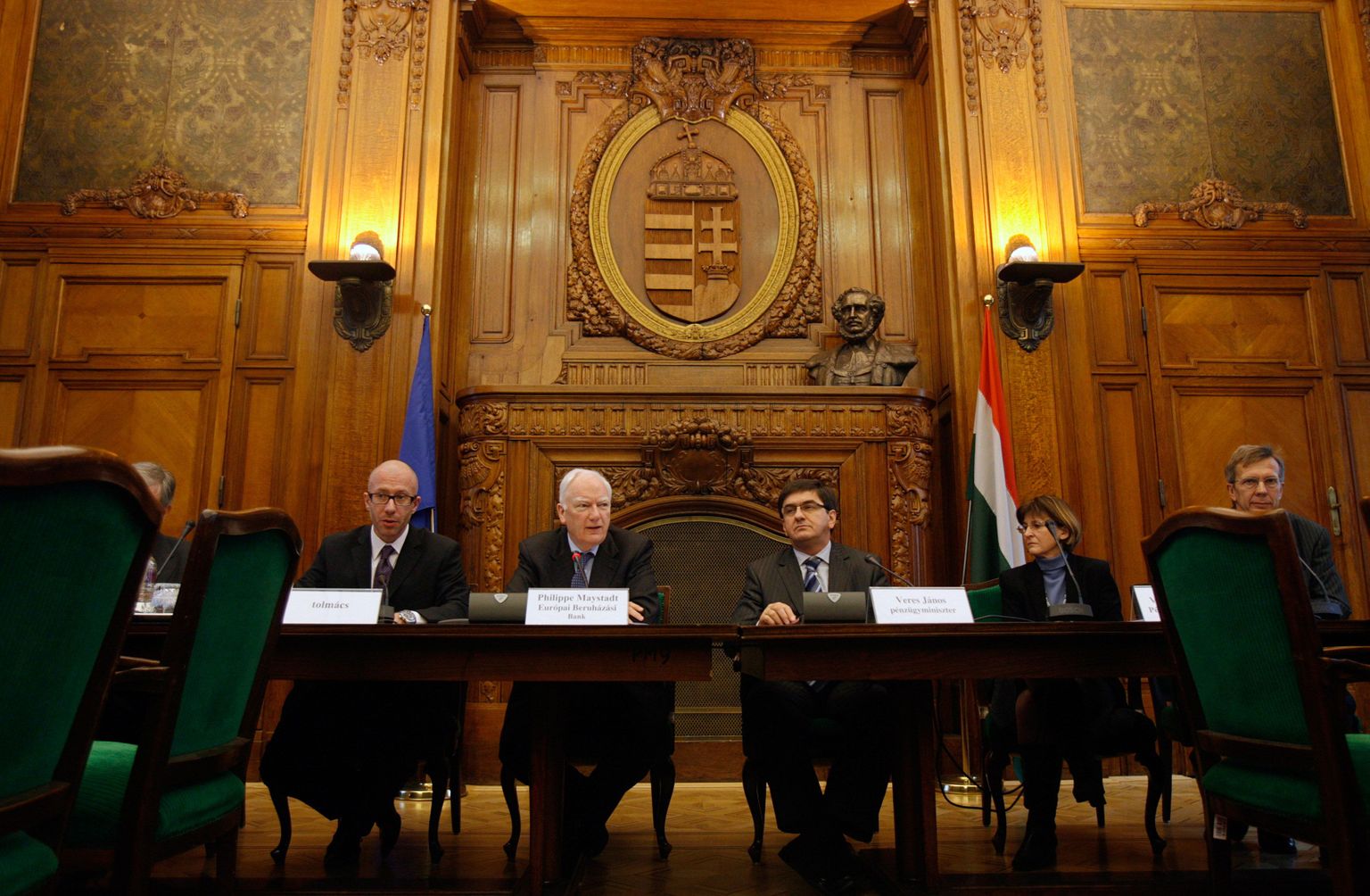 Euroopa Investeerimispanga juht Philippe Maystadt (vasakult teine) ja Ungari rahandusminister Janos Veres (vasakult kolmas) esmaspäeval Budapestis tippkohtumise eel.