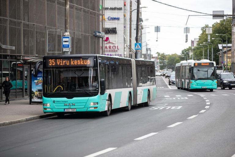 Стоящие друг за другом на остановке "Пронкси" автобусы могут препятствовать движению на пересечении улицы Йыэ и Нарвского шоссе.