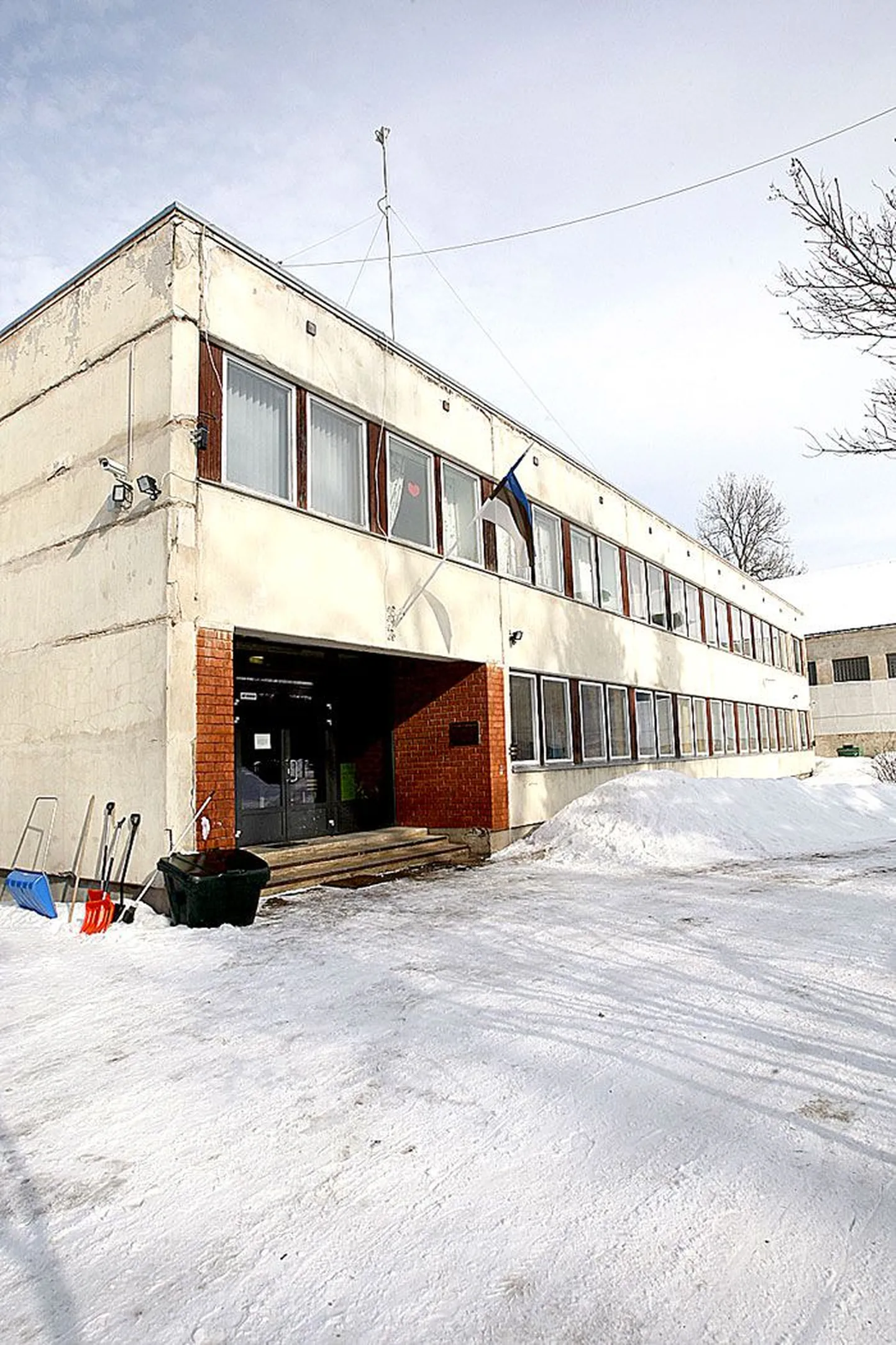 Kaagvere erikooli tüdrukud õpivad ja elavad 2008. aastast asenduspinnal selles majas, sest läbijooksva katusega vana koolimaja muutus eluohtlikuks.