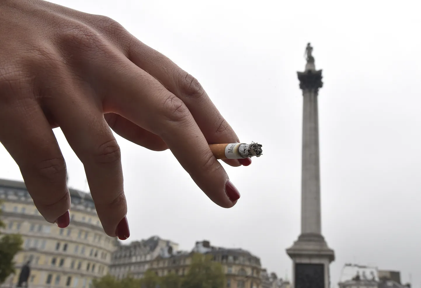 Sigaretiga naine täna Londonis Trafalgari väljakul.