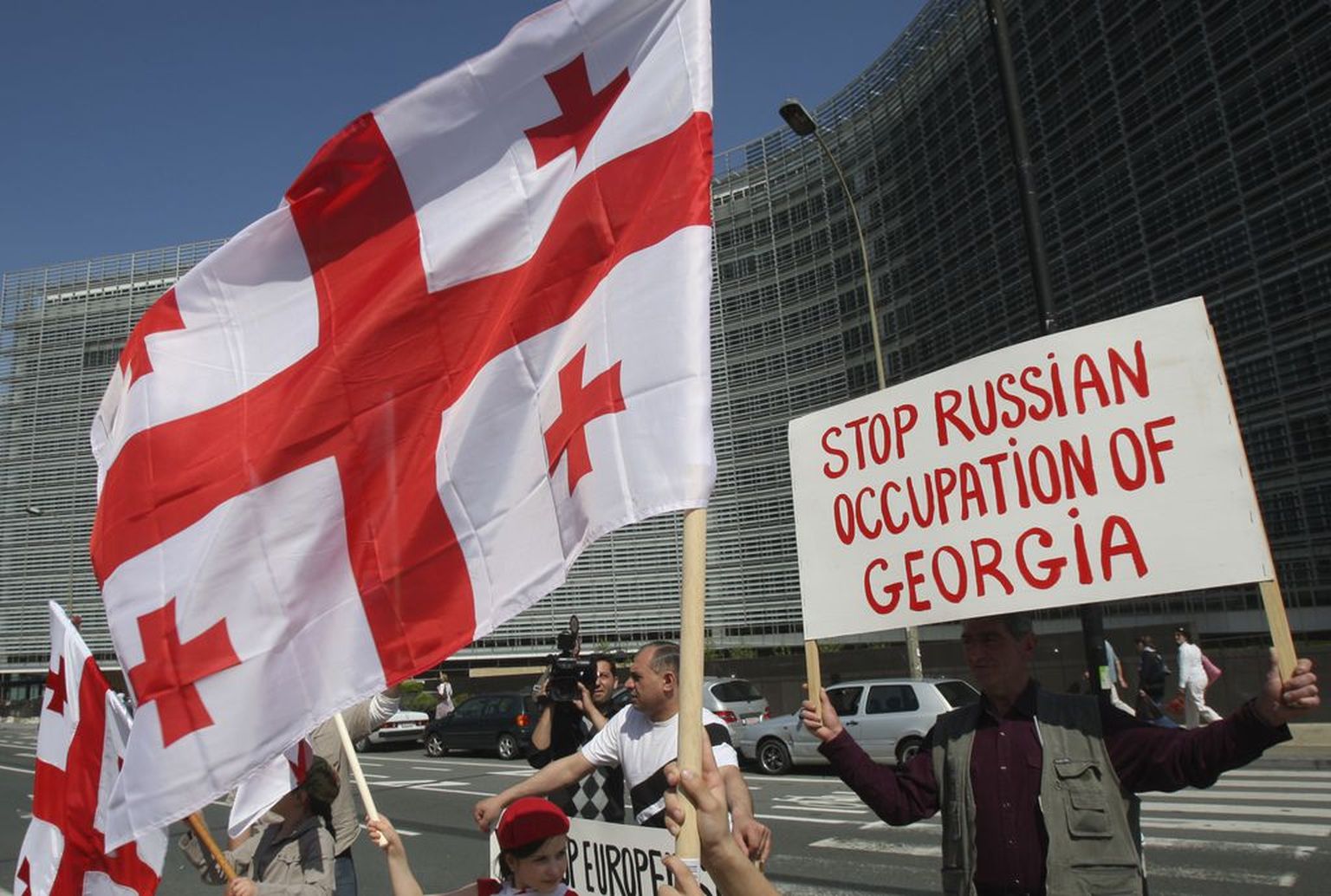 Gruusia meeleavaldajad Euroopa Komisjoni hoone ees Brüsselis..