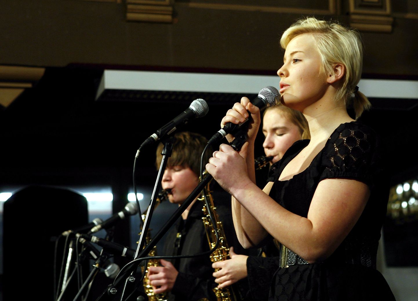Fotomeenutus Keit Triisa esinemisest Viljandi muusikakooli 2015. aasta jõulukontserdil.