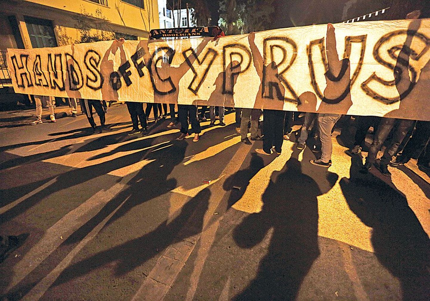 В столице Кипра Никосии прошли многотысячные акции протеста под лозунгом «Руки прочь от Кипра!»