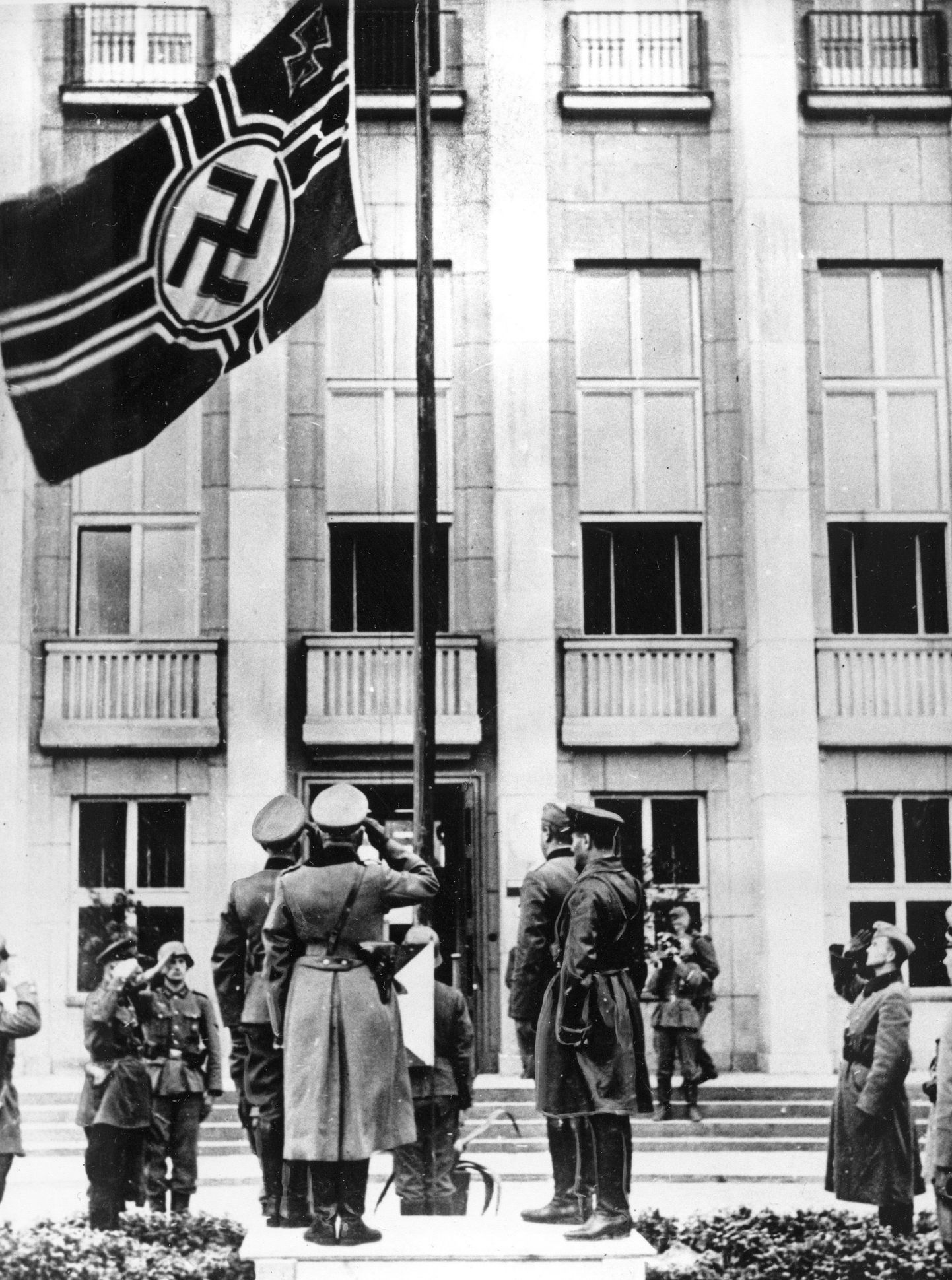 Natsid tervitamas haakristilippu aastal 1939 Brest-Litovskis.