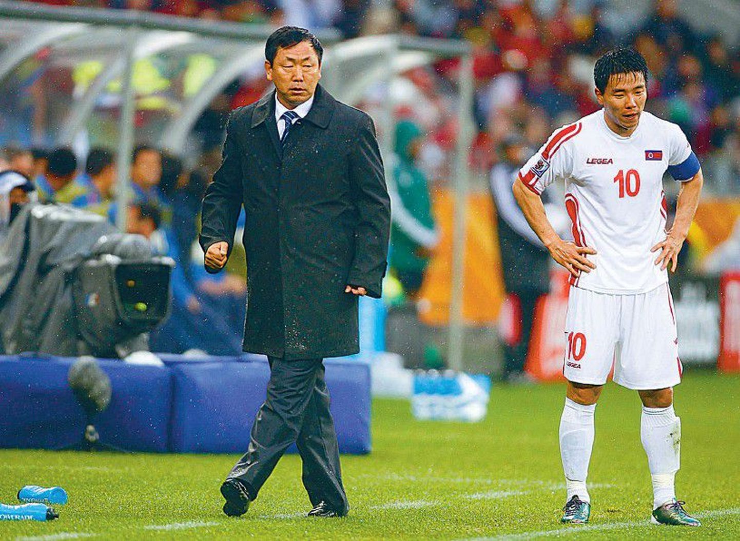 Põhja-Korea jalgpallimeeskonna peatreener Kim Jong-hun (vasakul)
