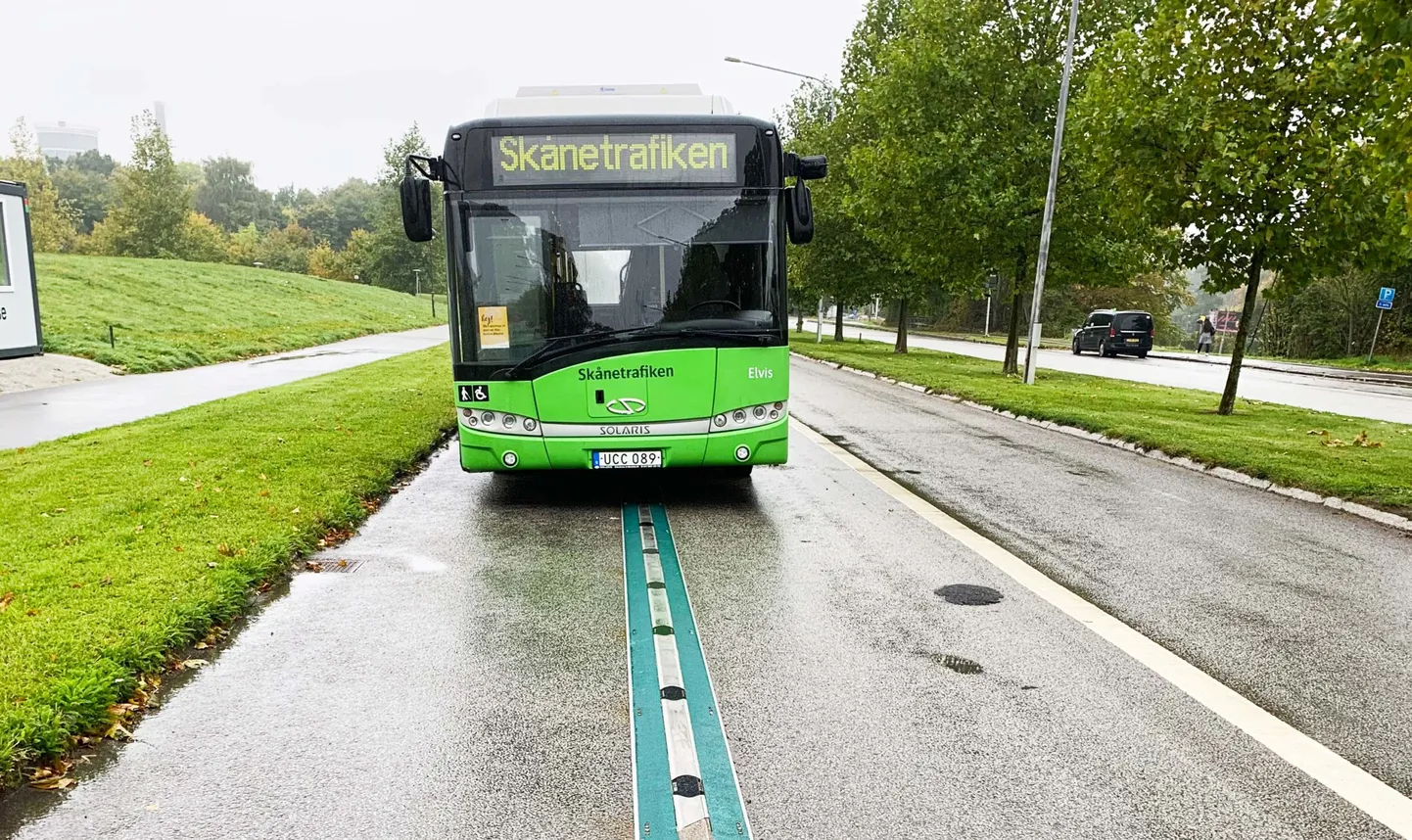 Rootsi vaatab optimistlikult tulevikku: Lundis katsetati elektribusse tarkadel tänavatel. Nüüd aga peaks algama kõigile kättesaadava elektriautode laadimise maantee ehitus