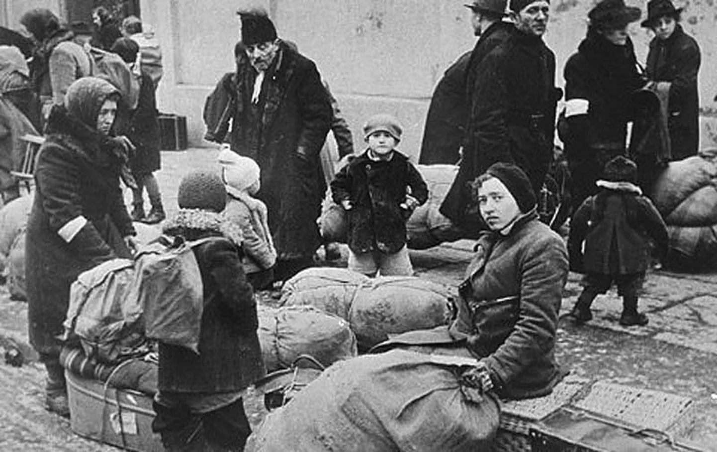 Elu Krakowis 1940ndate esimesel poolel mõjus Fristerile nii sürreaalse mänguna kui jubeda teadmisena, et see kõik on tõsi.