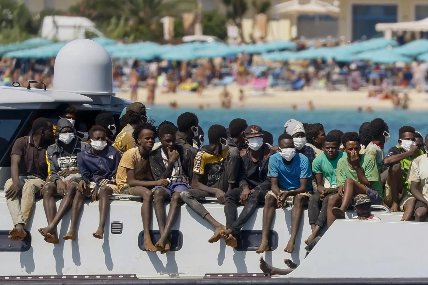 Merel pääsetud migrandid Itaalia piirivalve laeval, mis viis nad Lampedusa saarele. 