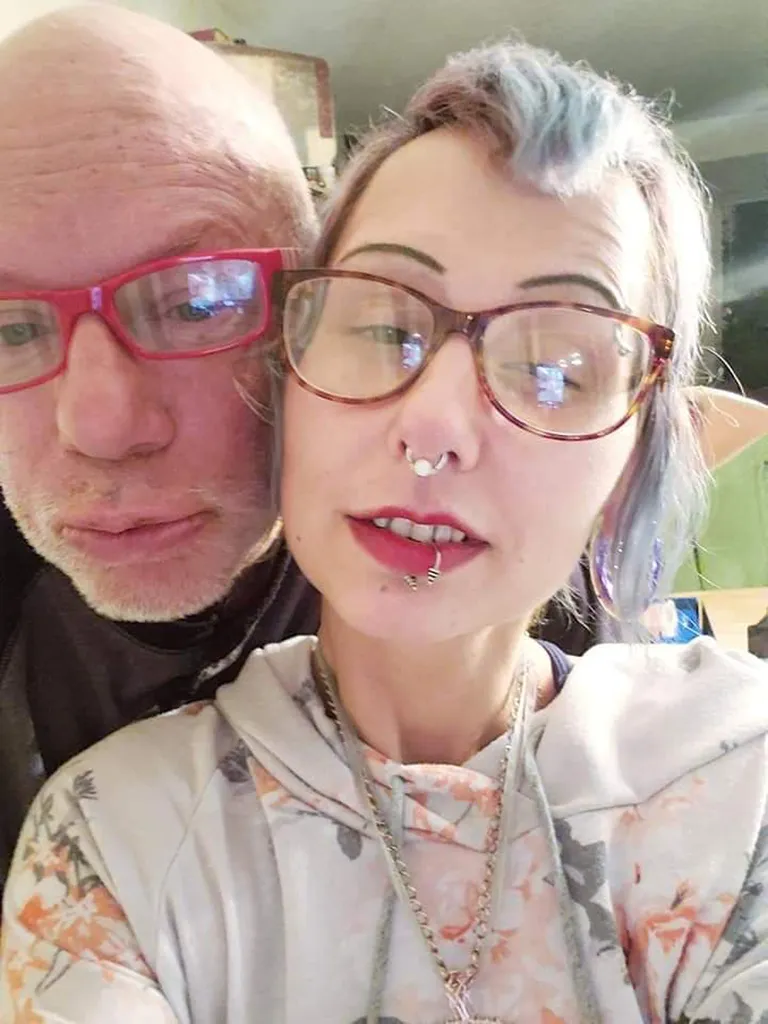 Sugulased Monica ja Paul, kes on kihlatud ja plaanivad luua ühise pere.