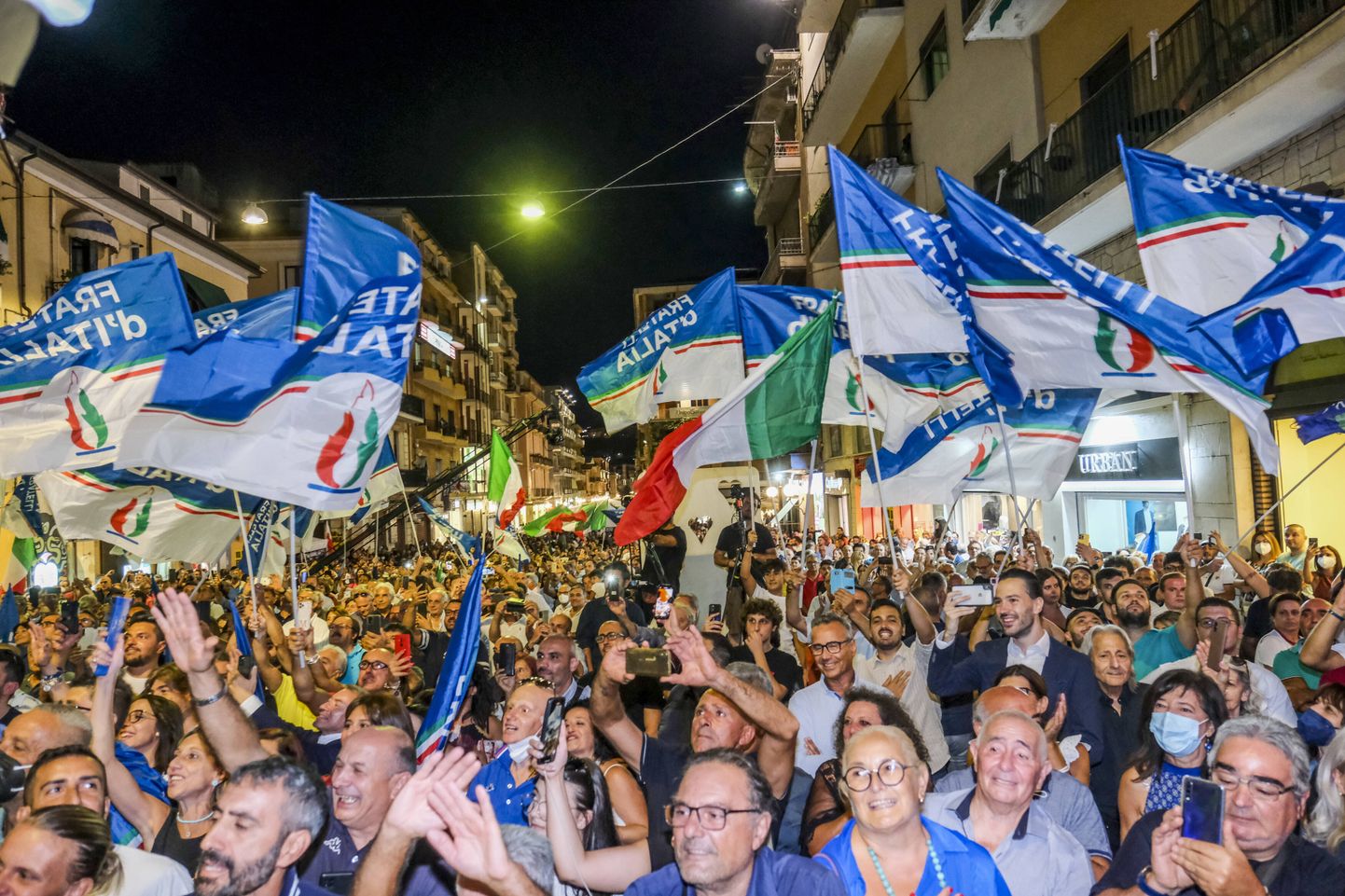 Erakonna Itaalia Vennad poolehoidjad valimiskampaania üritusel Cosenzas.