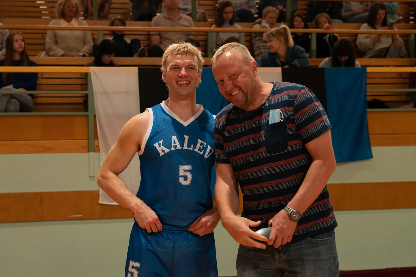 Reimo Sagor (vasakul) ja Aivar Kuusmaa mängufilmi «Kalev» võtetel. Neist esimene kehastas filmis Kuusmaad, teine alustas pea aasta enne võtteperioodi algust näitlejatele korvpallitarkuste jagamist.