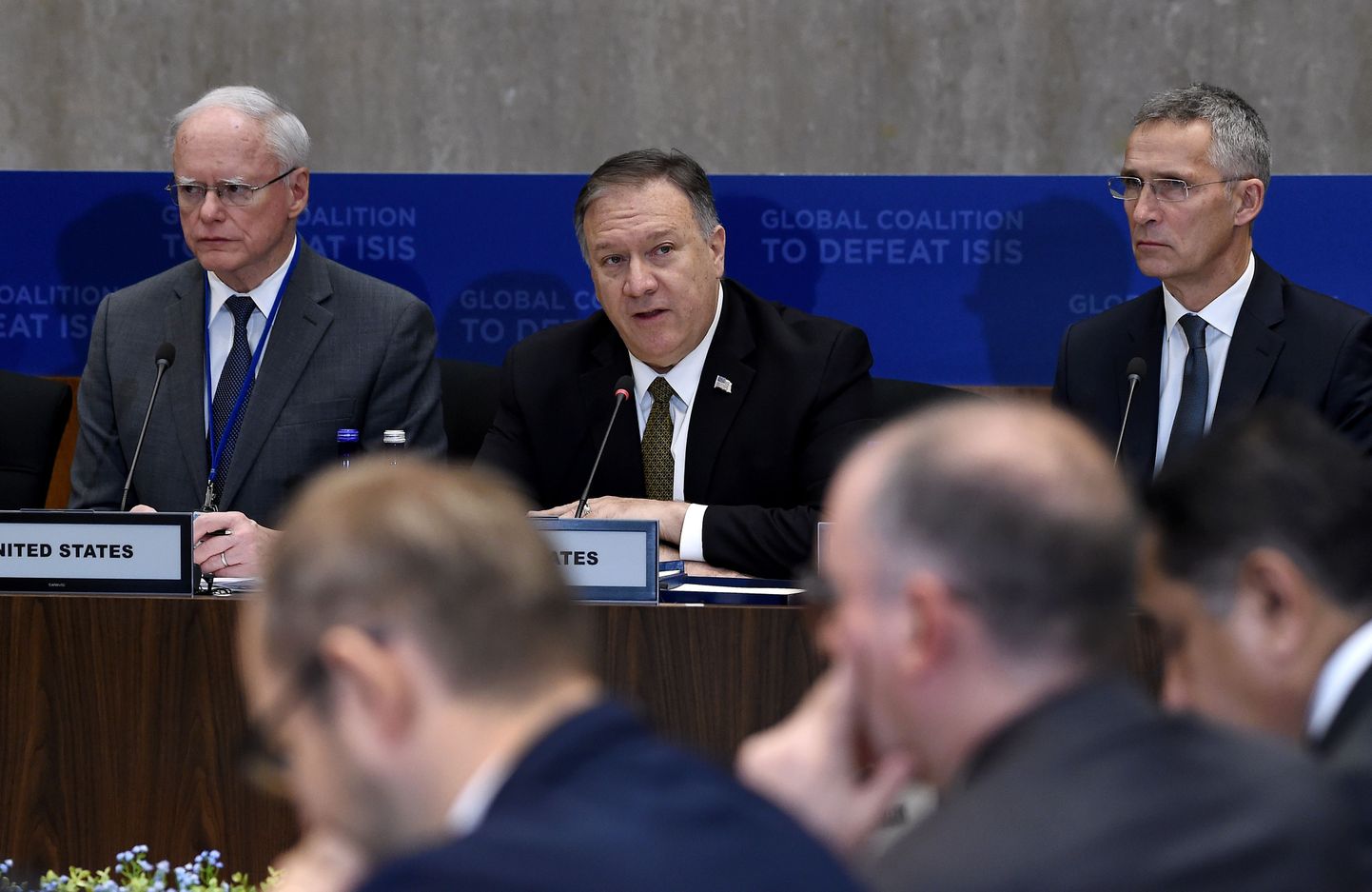 USA välisminister Mike Pompeo (taamal keskel) neljapäeval Washingtonis juhatamas äärmusrühmituse Islamiriik (IS) vastase koalitsiooni ministrite istungit.