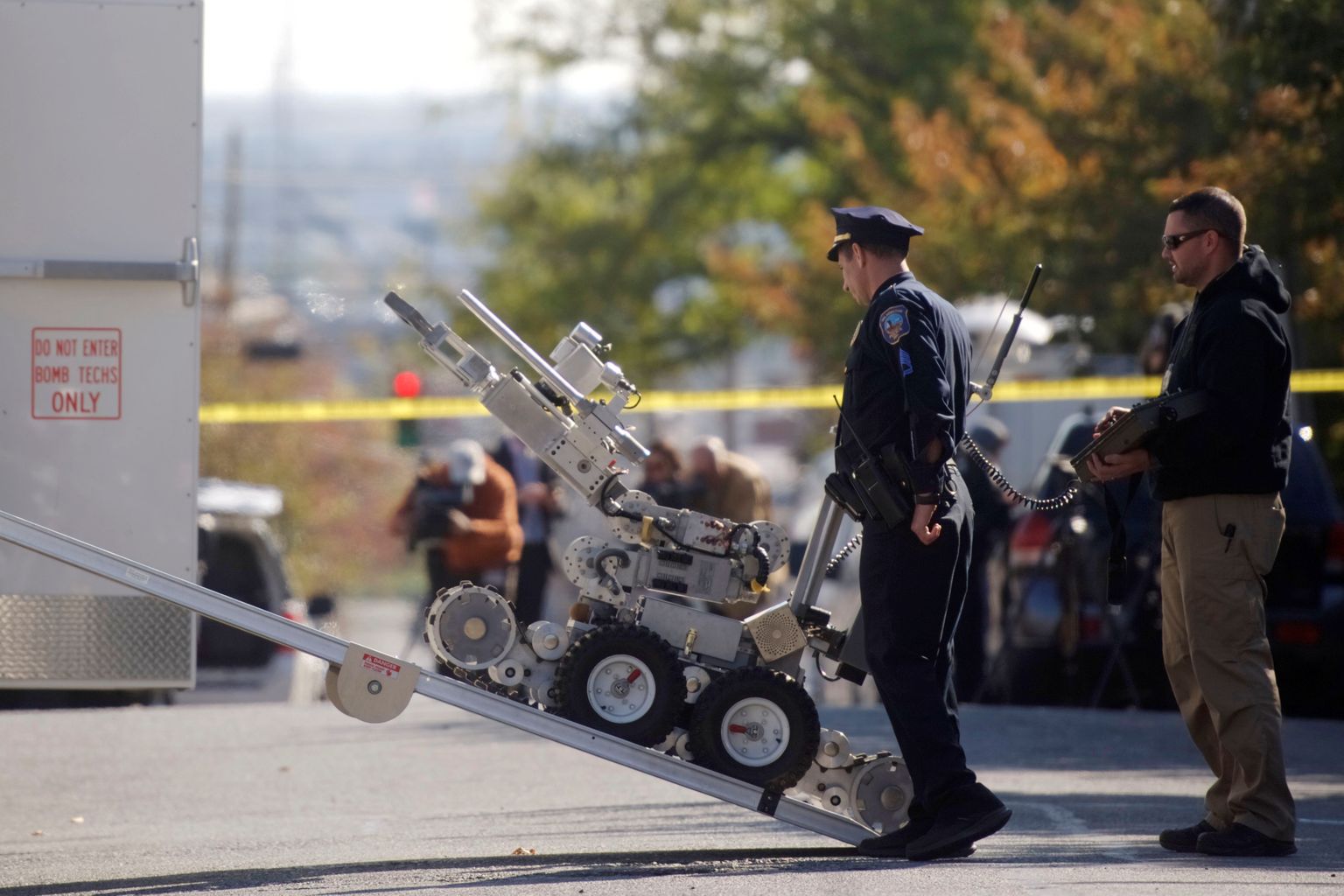 See USA Delaware´i politsei kasutatav pommirobot pole küll mõeldud tapmiseks, kuid on vajadusel võimeline ka lõhkelaengut kandma. Konkreetne pommide kahjutuks tegija pole siiski tapjarobotite tulekuga seotud.