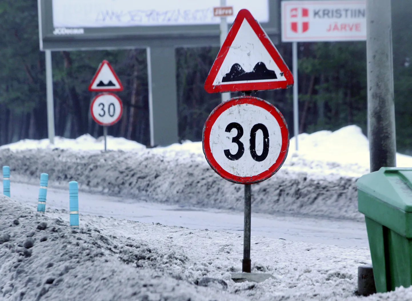 Kevadtalvel ilmuvad teedele löökaukude ja muude ebatasasuste eest hoiatavad märgid.