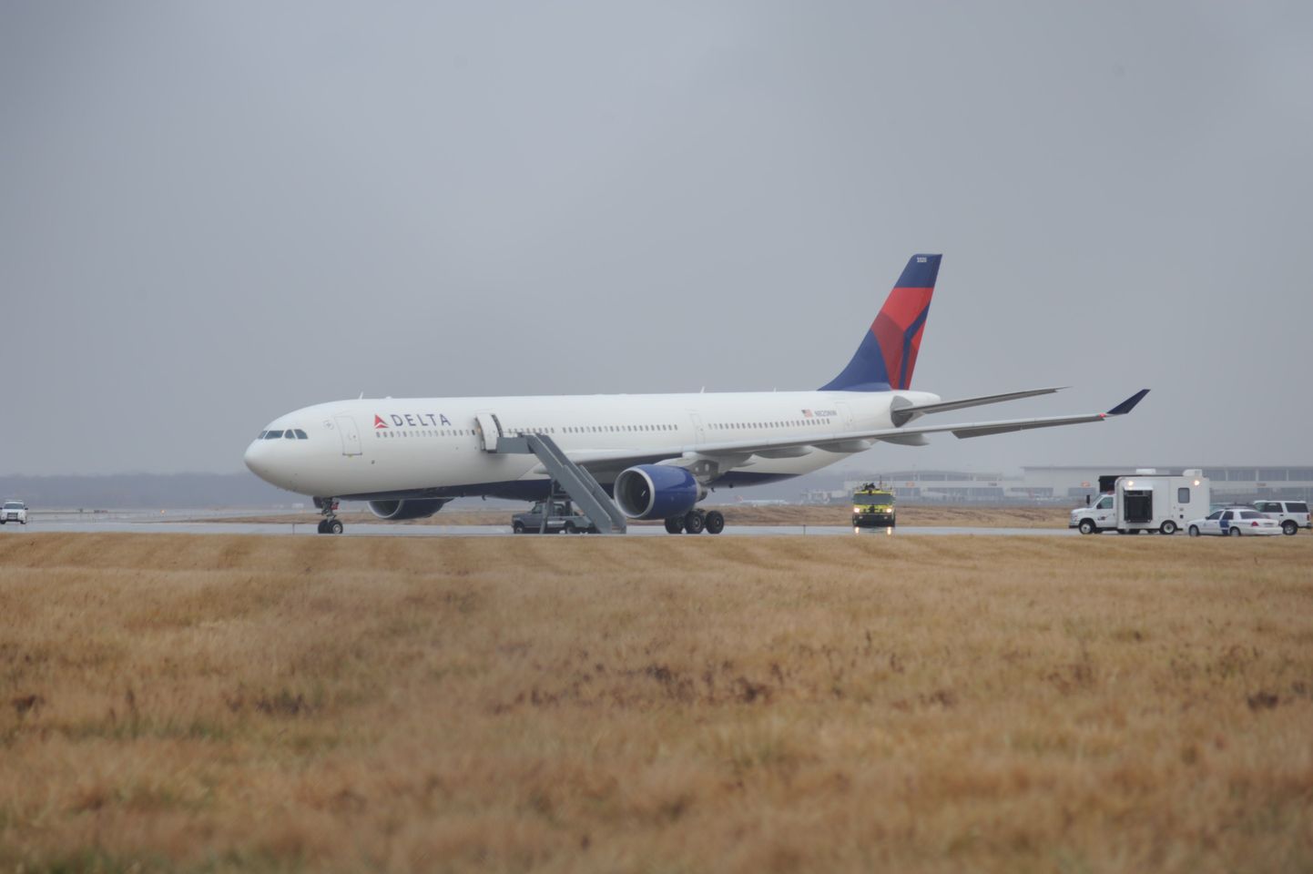 Äärepealt terrorirünnaku ohvriks langenud Delta lennukompanii tütarfirma Northwest Airlinesi lennuk Airbus 300 Detroidi lennuväljal.