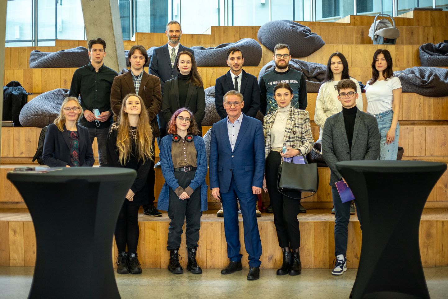 Kliimakogus osalenud noored pildil koos minister Jaak Aabiga.