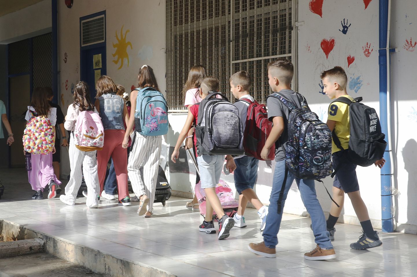 Kreeka lapsed kooli minemas. Foto on illustratiivne.