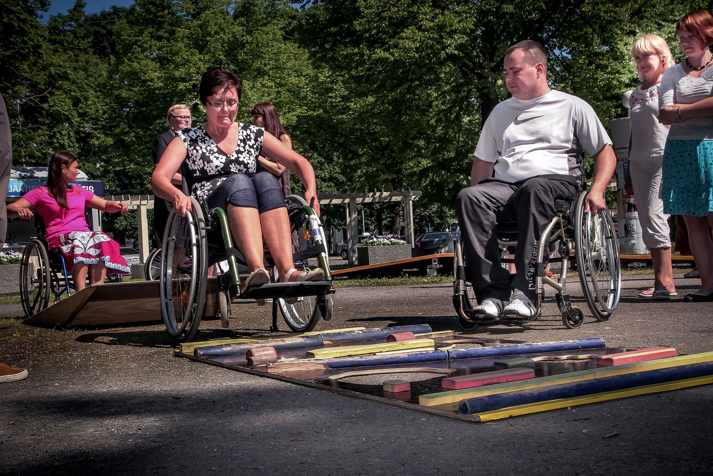 Saamaks aimu liikumispuudega inimese argipäevast, korraldas Astangu kutserehabilitatsiooni keskus koolituspäeval osalenutele Jakobsoni pargis näitliku õpperaja, mis tuli läbida ratastoolis.