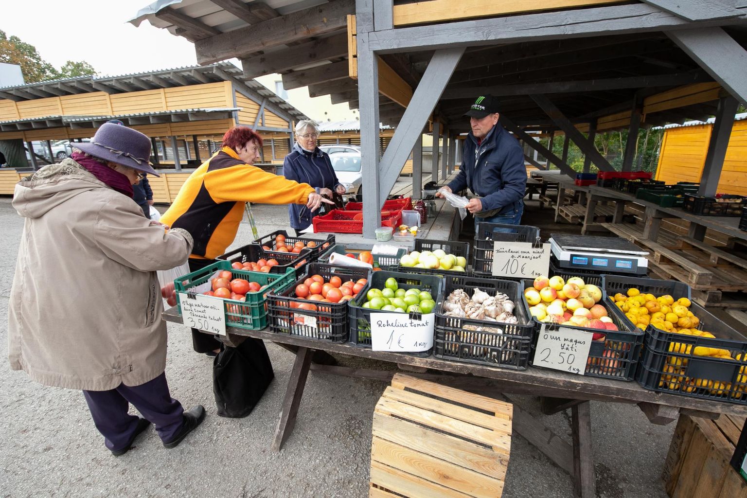 Müüjaid on Rakvere turul nädala sees vähe, kuid värskeid juur- ja aedvilju saab ikka.