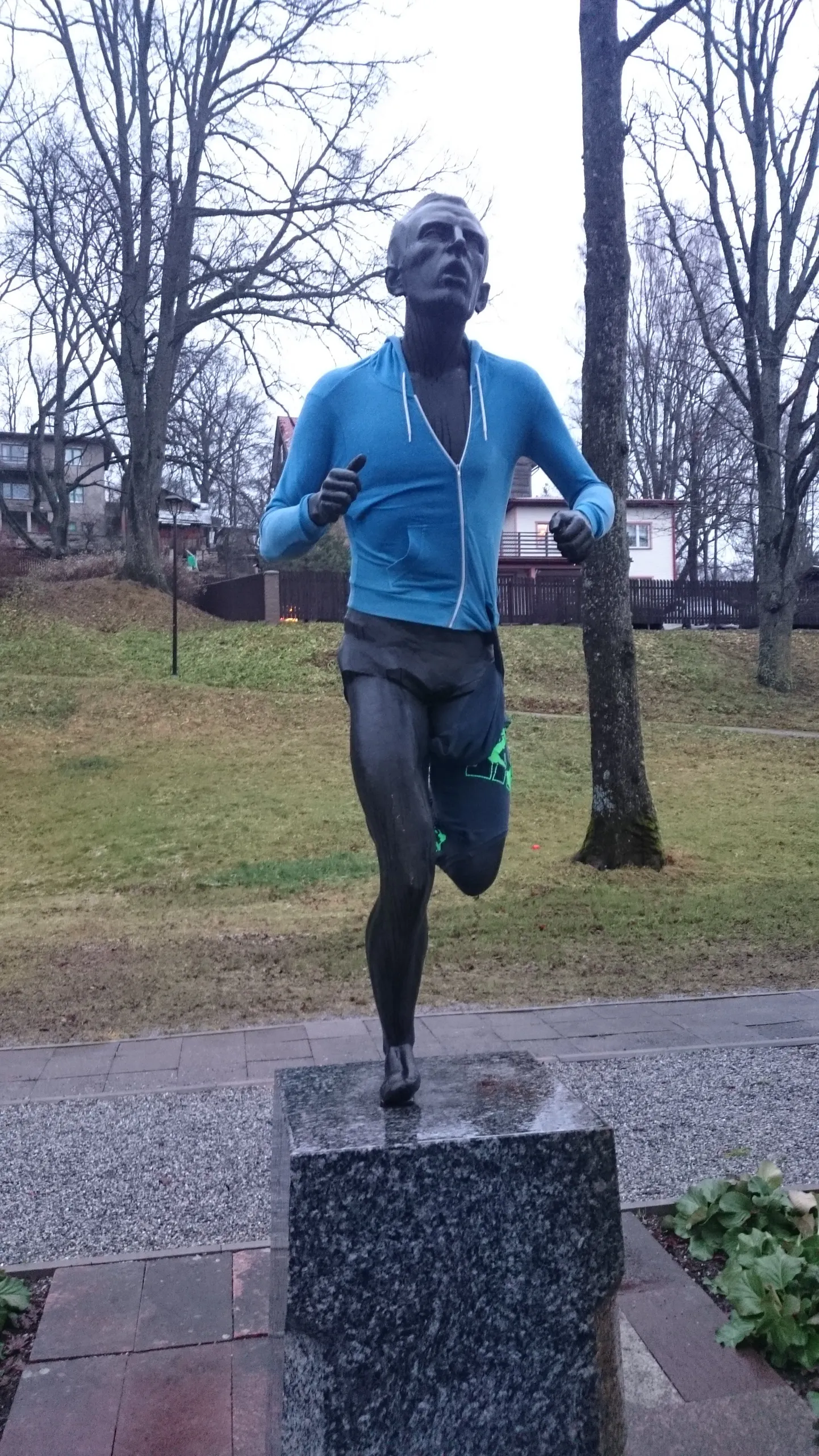 Jooksja kuju Viljandi staadioni vastas oloi esmaspäevaks saanud selga dressi.