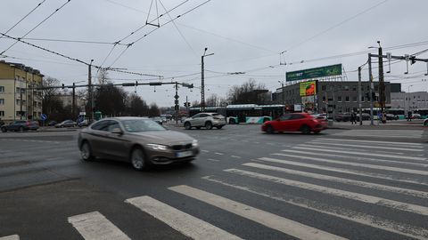 ВИДЕО ⟩ Двое жителей Таллинна уселись на диване посреди проезжей части: на место приехала полиция