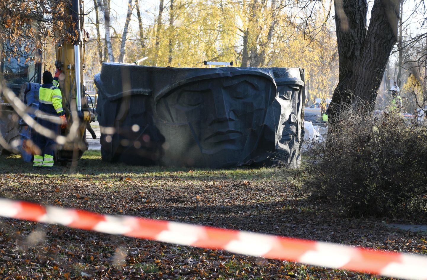 Демонтаж памятника армии СССР в Сквере Славы в Даугавпилсе