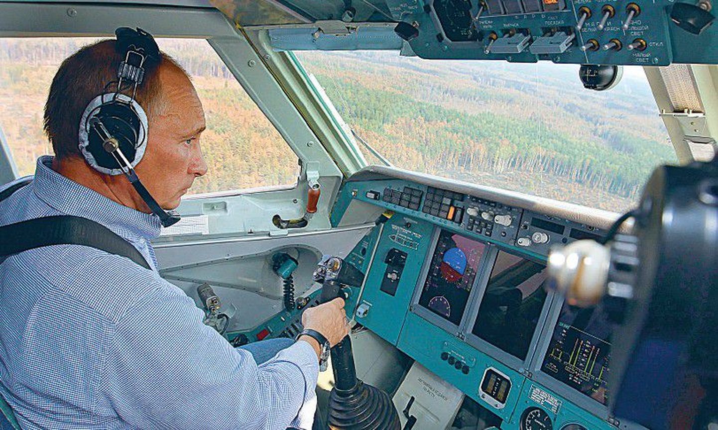 Vladimir Putin lõi eile Rjazani oblastis tuletõrjelennuki BE-200 kaaspiloodina kaasa metsapõlengute kustutamisel.