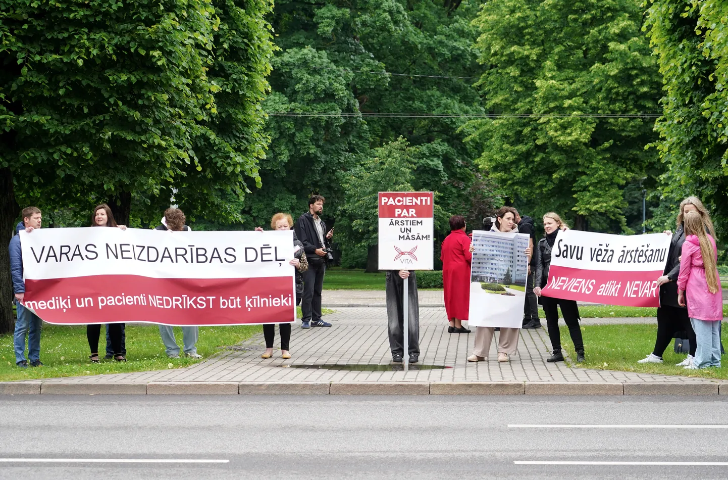 Pie valdības ēkas notiek krūts vēža pacientu biedrības "Vita" rīkotais pikets, prasot steidzami un plānveidīgi rekonstruēt Rīgas Austrumu klīniskās universitātes Latvijas Onkoloģijas centru.