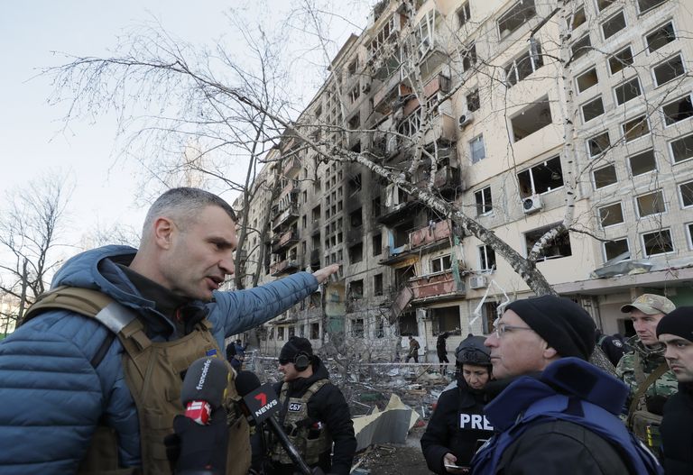 Ukraina Kiievi linnapea, endine poksija Vitali Klõtško Venemaa rünnakus kannatada saanud kortermaja juures 14. märtsil 2022 ajakirjanikele kommentaare andmas