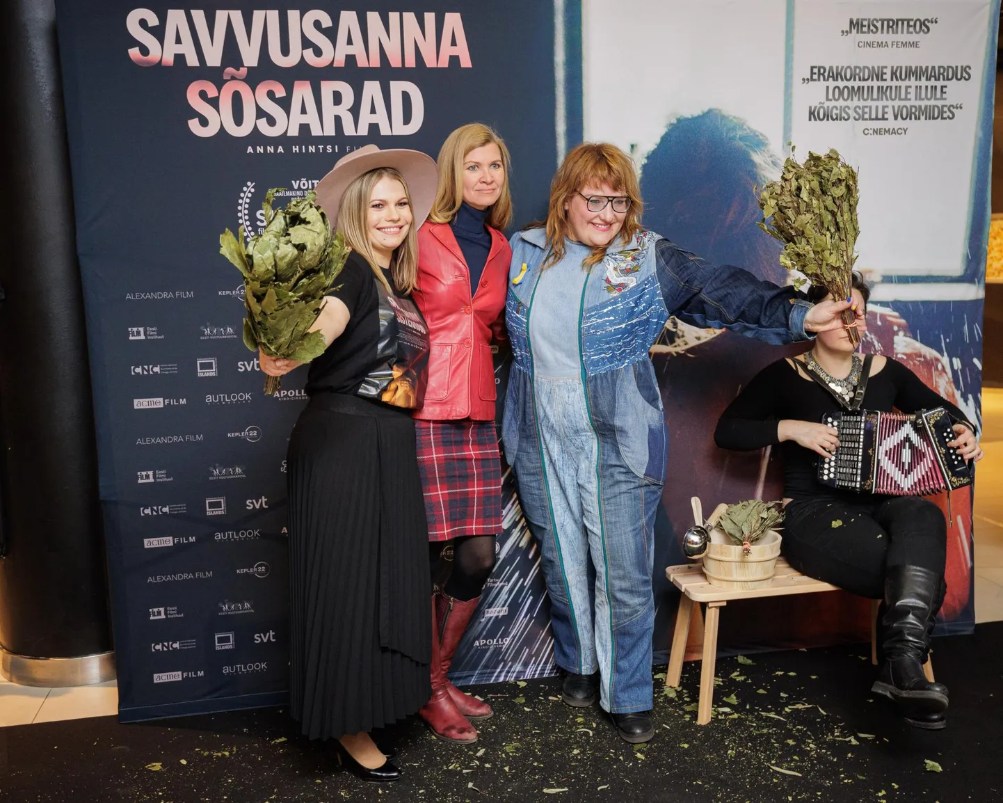 Fotol (vasakult) filmi produtsent Marianne Ostrat, Kadri Kõusaar ja filmi režissöör Anna Hints.