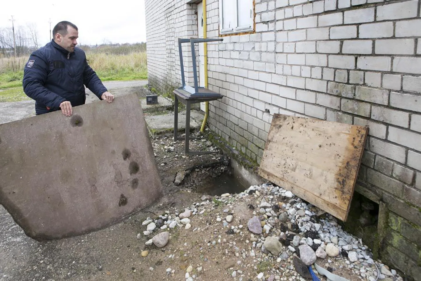 Viljandi loomade varjupaiga juhataja Armin Rüster näitab kohta, kust kanalisatsioonitoru majast välja jookseb. Linnavalitsuse antud rahaga peaks selle otsa saama ka paak.