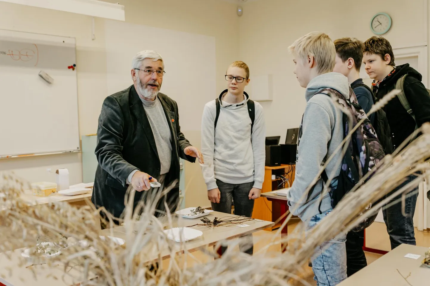 “Määrake, milliste taimede ja marjadega on tegemist,” andis Sindi gümnaasiumi ajaloo- ja bioloogiaõpetaja Eedi Lelov kätte üles­ande järgmisele võistkonnale kooli esimesel loodusteaduste päeval.