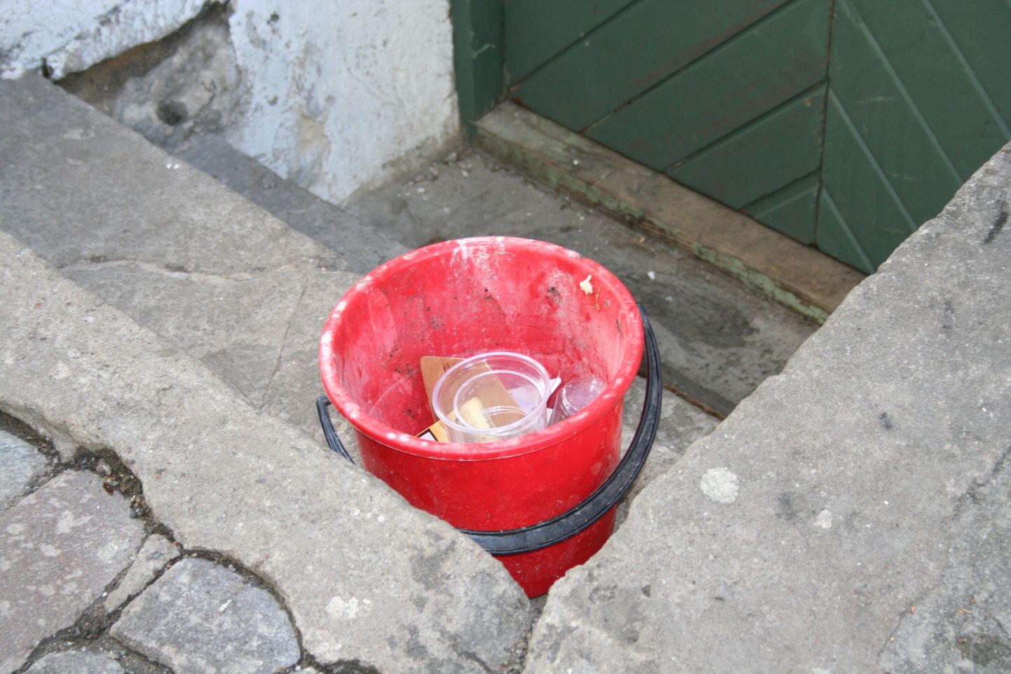 Üks Tallinna vanalinnas asuv baar oli prügikastipõua lahendanud kaugel silma torkava punase plastikämbriga.