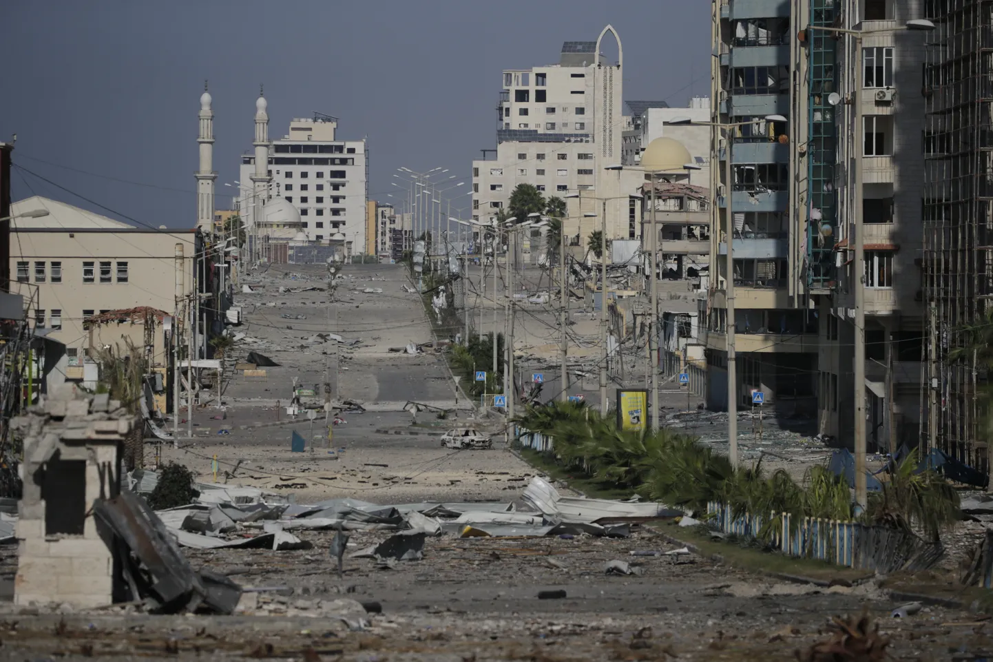 Rusud Gaza linna tühjal tänaval eile.